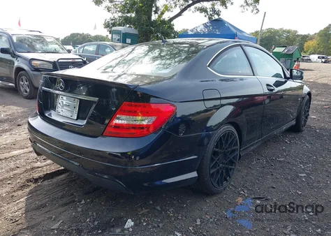 2014 Mercedes-Benz C 250 z USA, uszkodzony, nr VIN WDDGJ4HB9EG289201